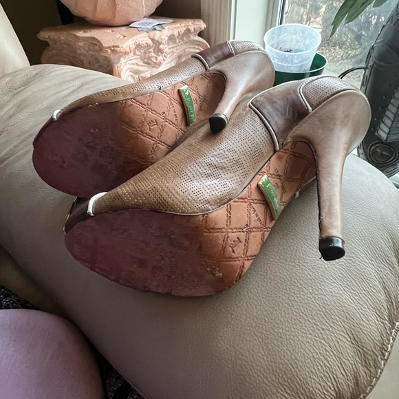 Size6 1/2
Designer L.A.M.B shoe
Very classy peep toe oxford style
Gently worn - Picture 5 of 9